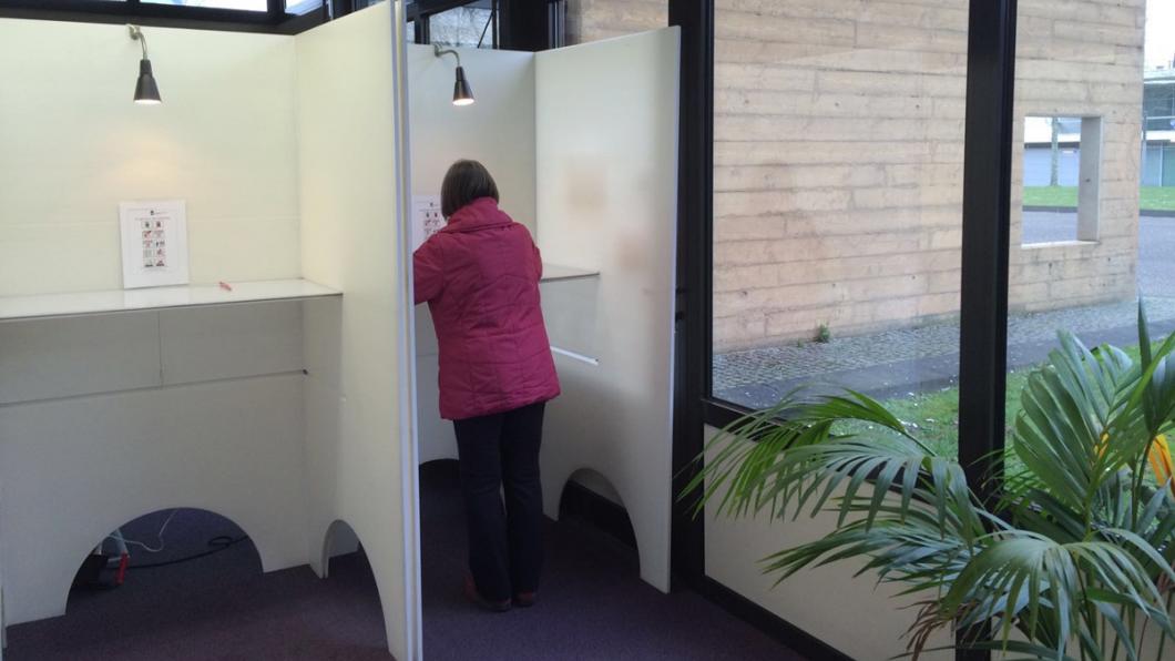 stembureau-2016-stadhuis-sittard-referendum-stemmen.jpg